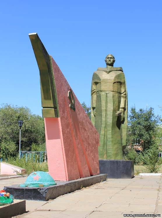 Погода семичный дубовский. Ростовская область Дубовский район село Дубовское. Памятники Дубовского района Ростовской области. Мемориал Семичный Дубовского района. Площадь павших борцов Дубовское.