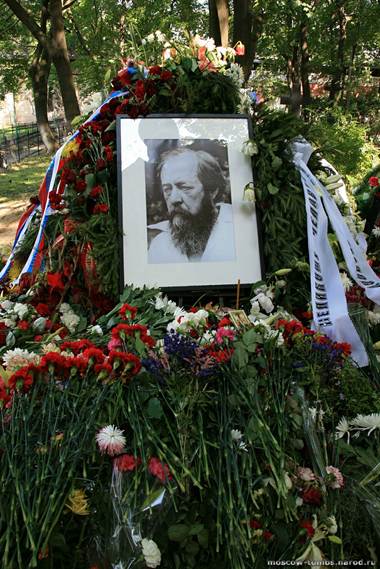 Солженицын похоронен. Могила Солженицына на Донском кладбище. Могила Солженицына на Донском.