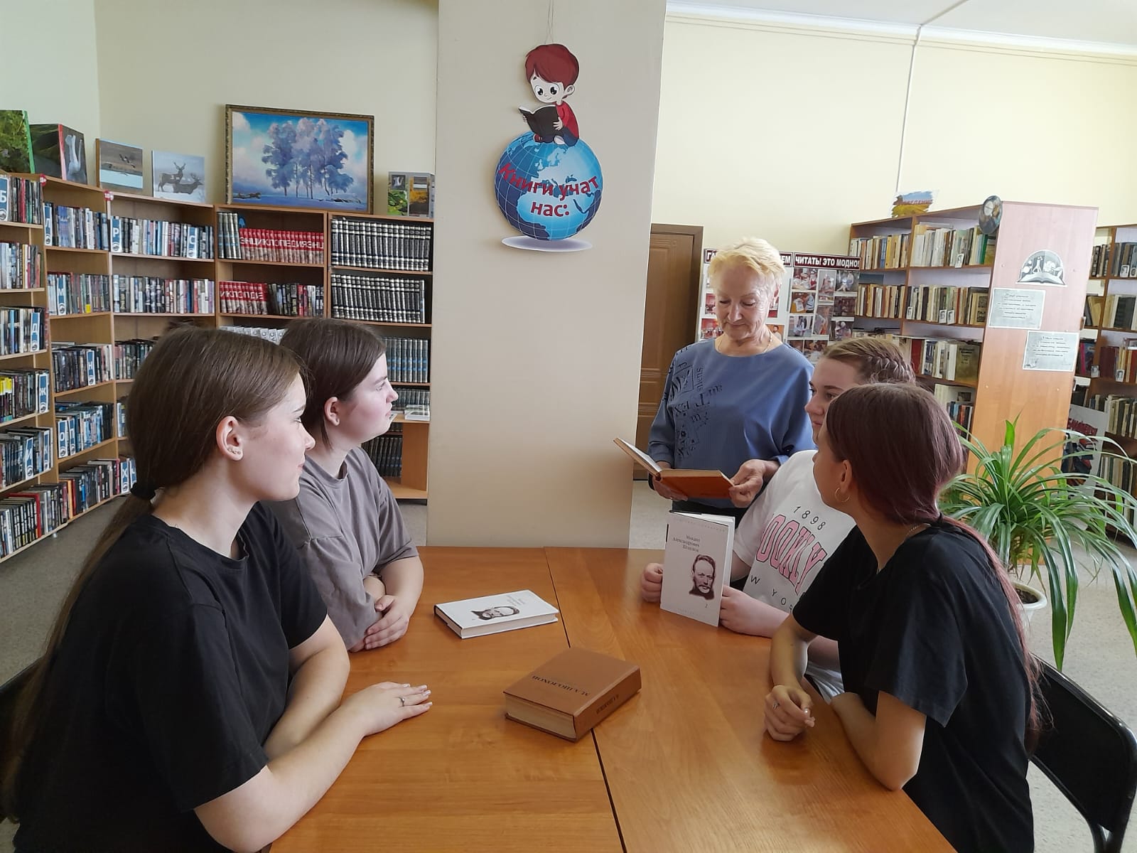 _1_07.07.2025_Знакомство_с_книгой_Могу_чувствовать_в_Зимовниковском_отделе.jpeg