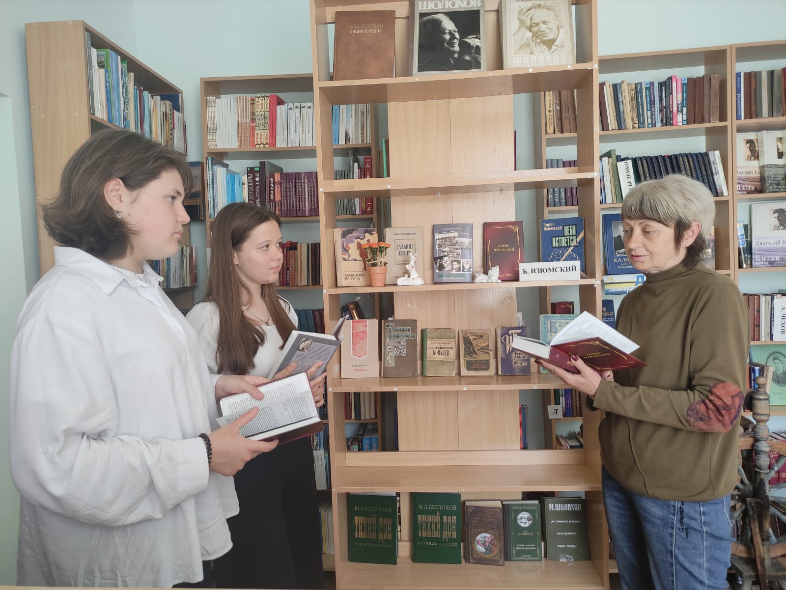 _220.05.2025_Библиотечный_урок_Жизнь_и_творчество_Б.В._Изюмского.jpg