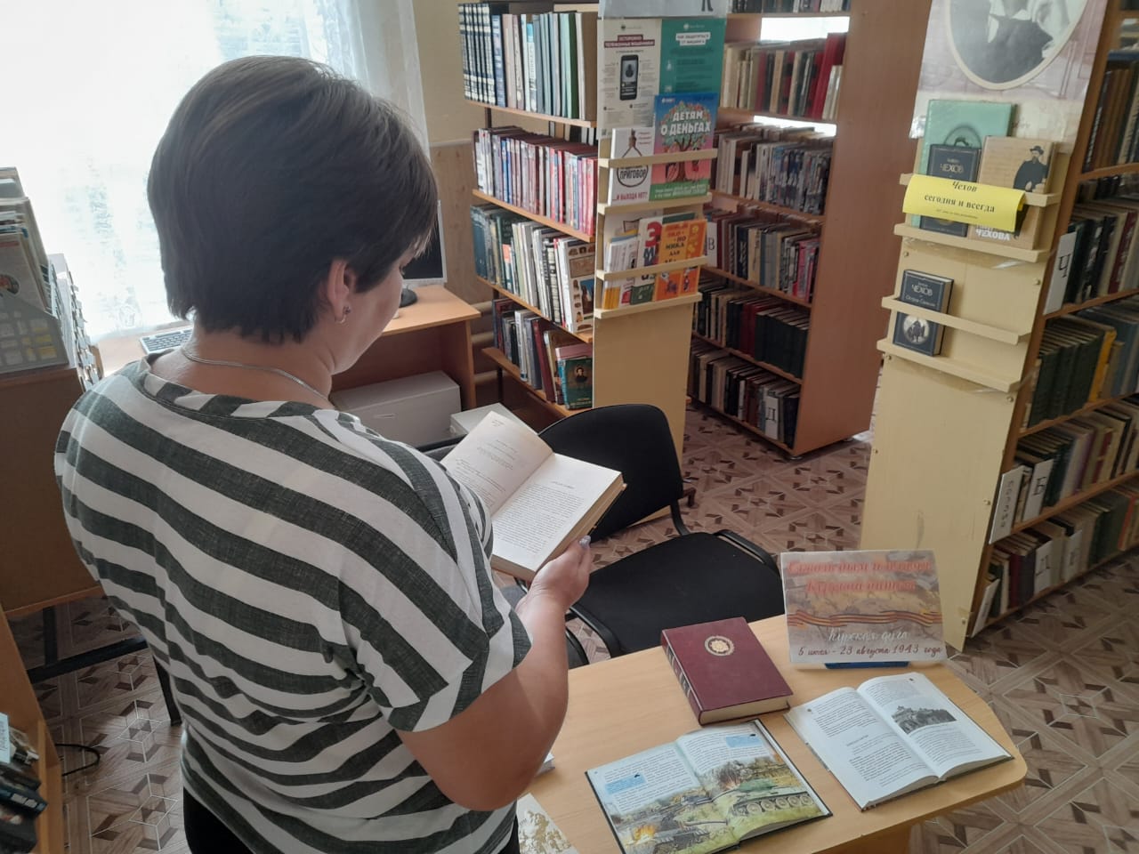 _2_01.07.2025_Книжная_выставка_Сквозь_дым_и_пламя_курской_битвы_в_Кировском_отделе.jpeg