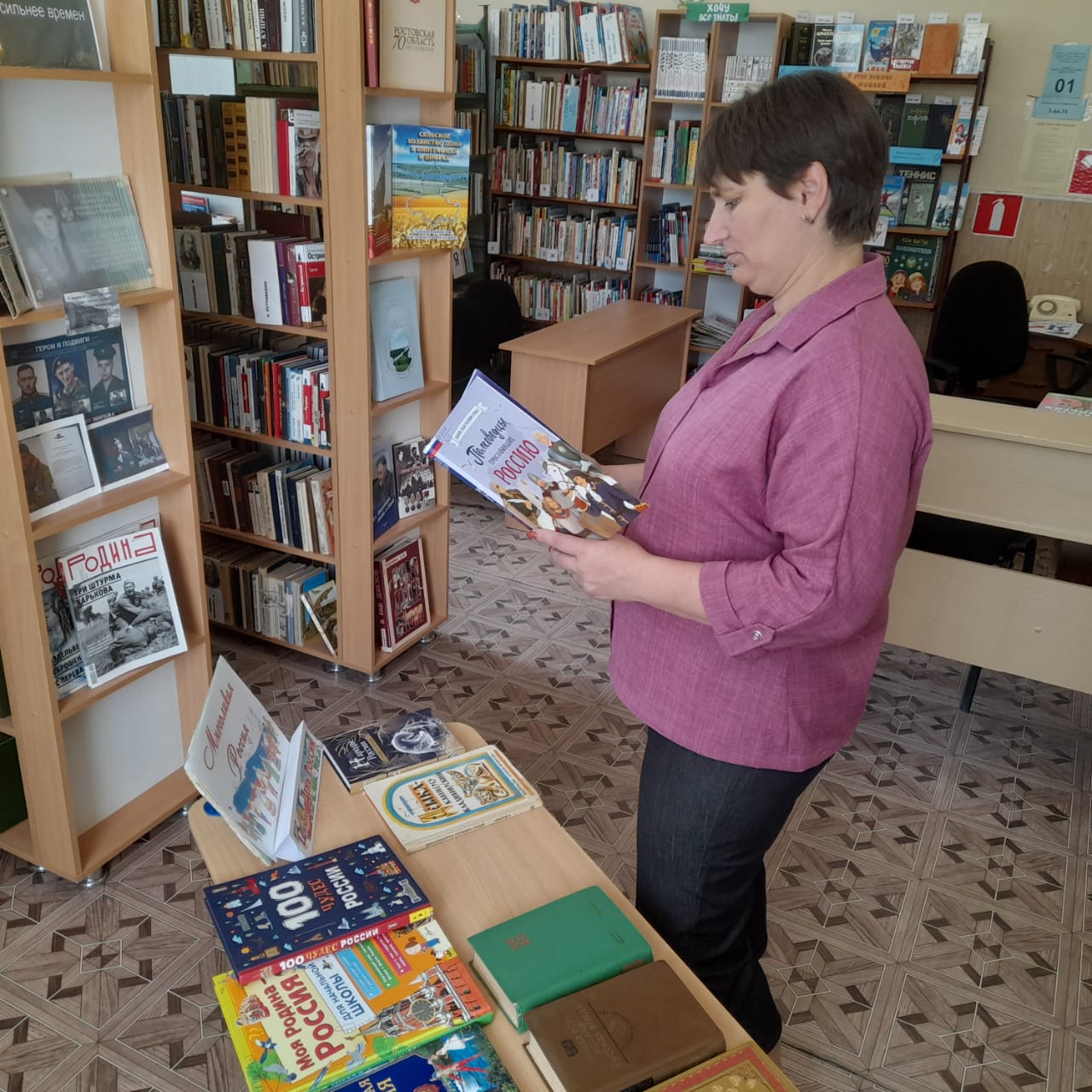 _2_02.06.2025_Книжная_выставка_Многоликая_Россия_в_Кировском_отделе.jpeg