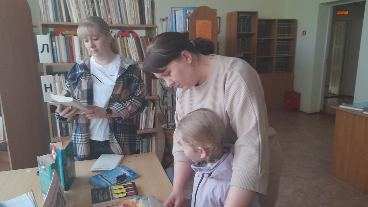 _2_15.05.2025_Библиообзор__Семья_на_страницах_художественных_книг_в_Кутейниковском_отделе.jpeg