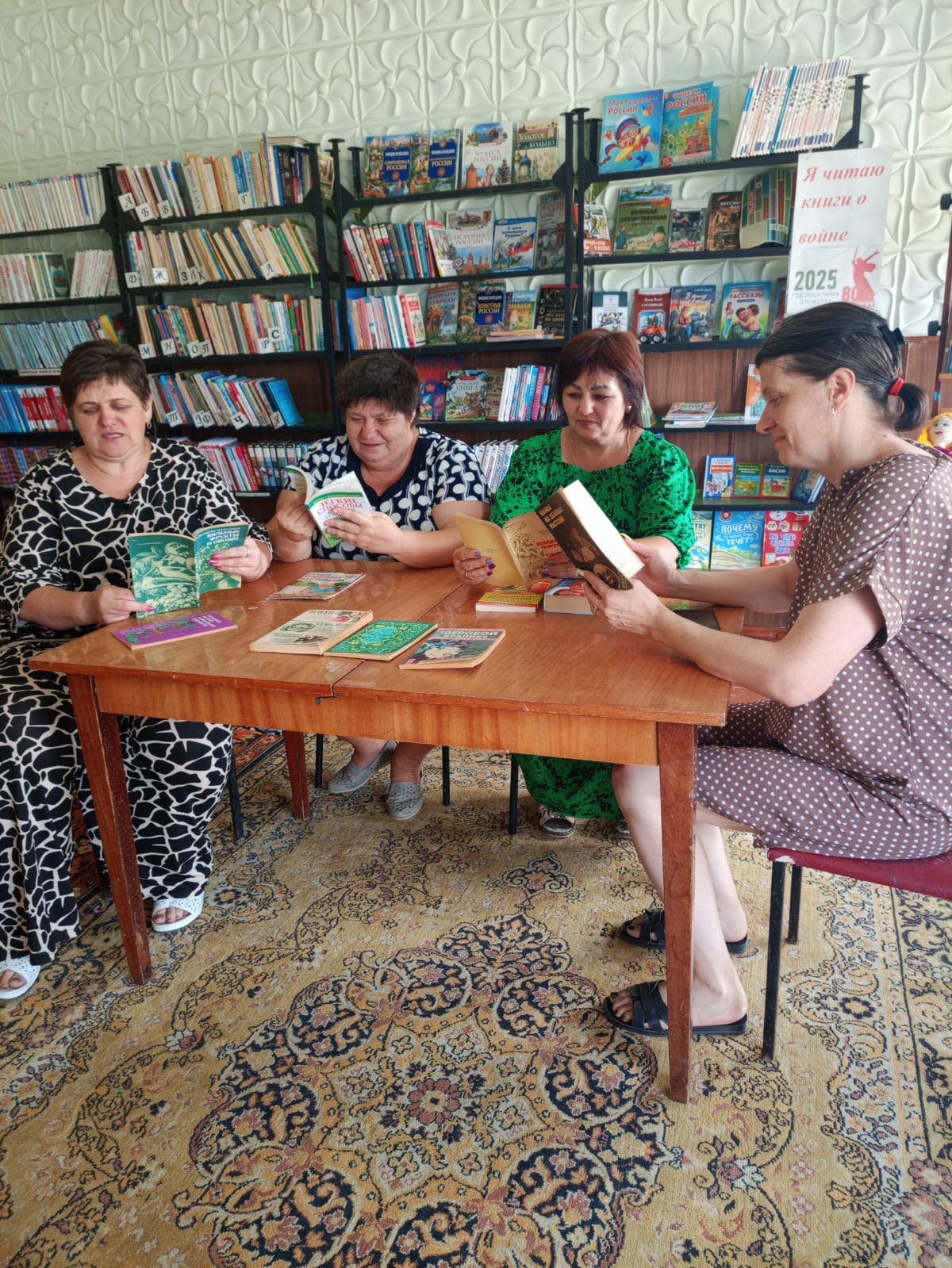 _2_25.07.2025_Обзор_книжной_выставки_Огород_и_сад_без_хлопот_и_затрат_в_Красночабанском_отделе.jpeg