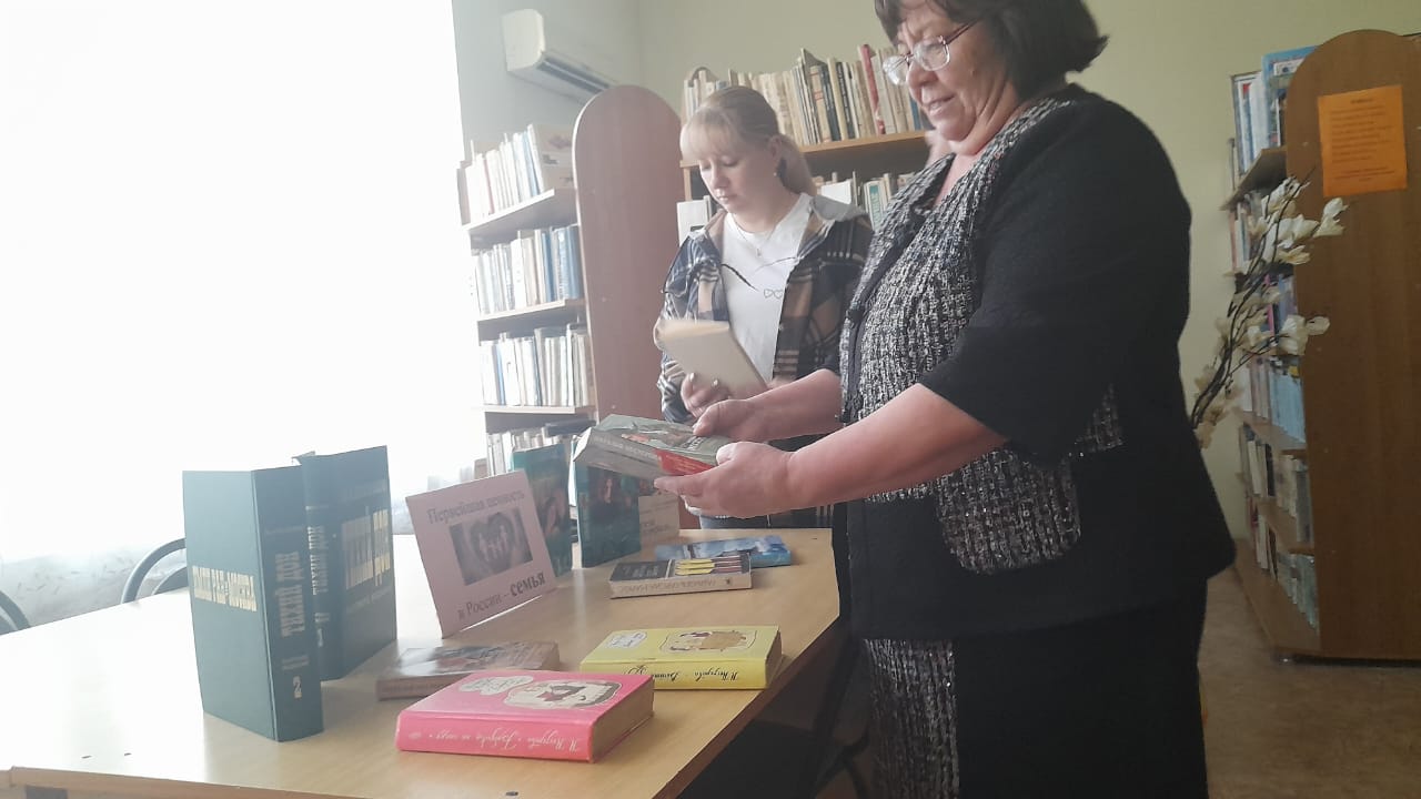 _3_15.05.2025_Библиообзор__Семья_на_страницах_художественных_книг_в_Кутейниковском_отделе.jpeg