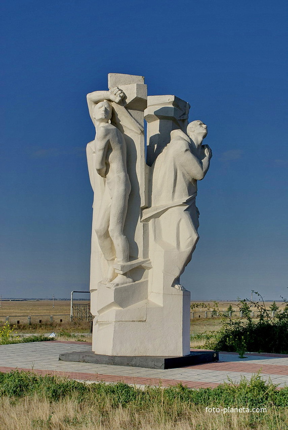 Мемориал на месте концлагеря Дубовское Дубовский район Фот