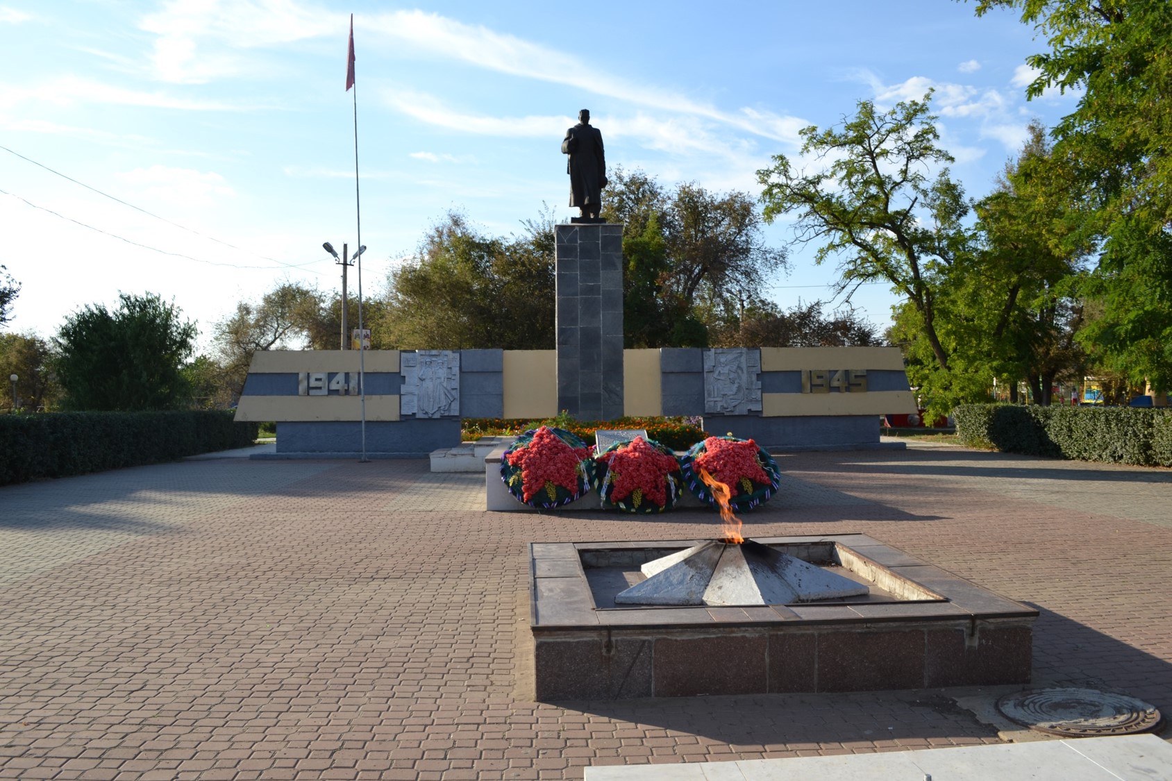 Фото 1. Центральный мемориал воинам. 2022