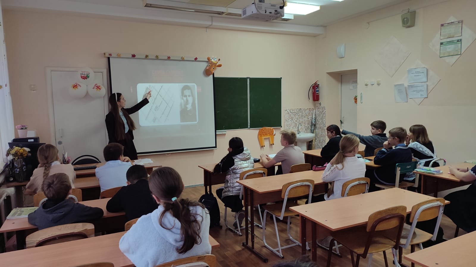 Фото 2. 10.10.2023 Краеведческий экскурс По улицам нашего поселка. ЦБ