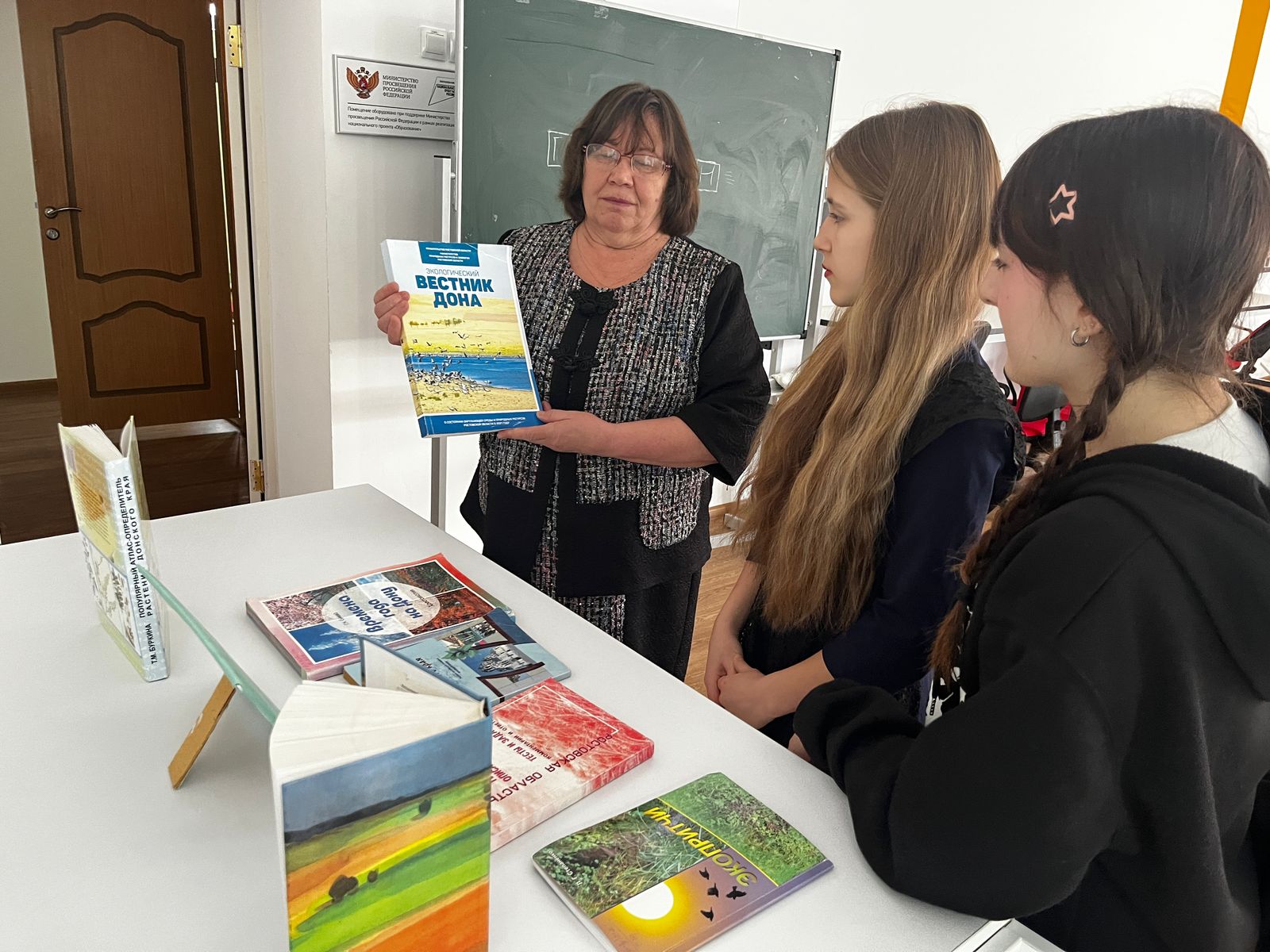 Фото 1 20.03.2025 эколого краеведческий час Красная книга родного края в Кутейниковском отделе