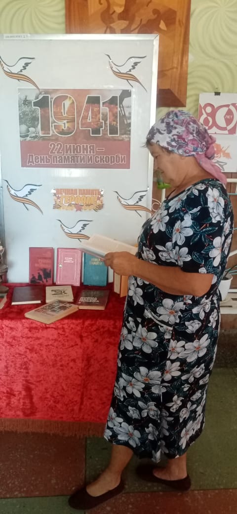 Фото 2 16.06.2025 Книжная выставка инсталляция День Памяти и скорби в Первомайском отделе