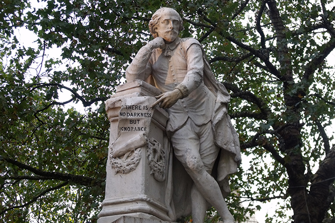 11 Памятник Уильяму Шекспиру в Лестер Сквер Лондон